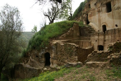 Zungri: la città antica dalle cento grotte di pietra